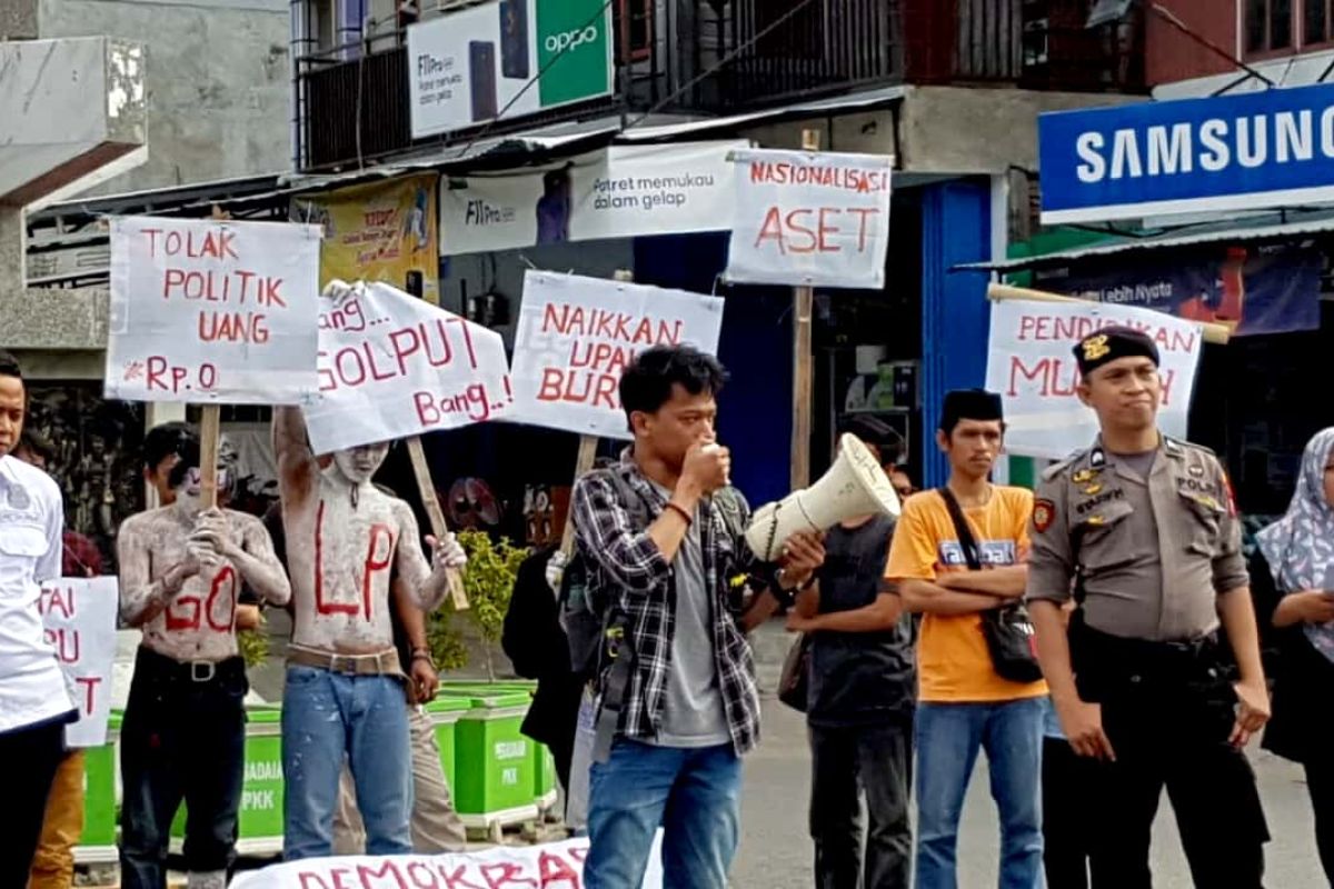 Mahasiswa Majene  minta demokrasi untuk rakyat diwujudkan