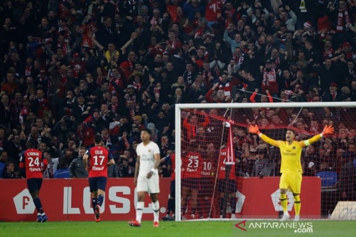 Kartu merah dan gol bunuh diri saksi kehancuran PSG di markas Lille