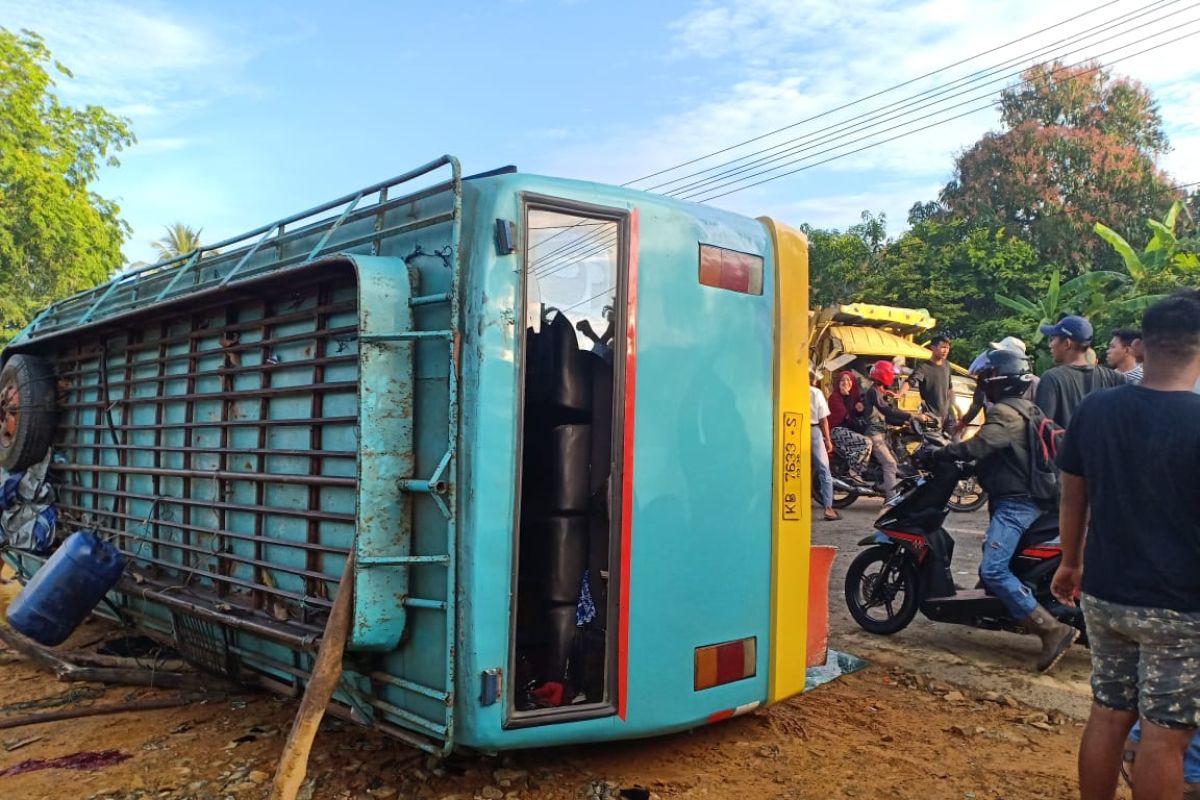 Belasan penumpang bus jurusan Pontianak-Sambas dilarikan ke rumah sakit