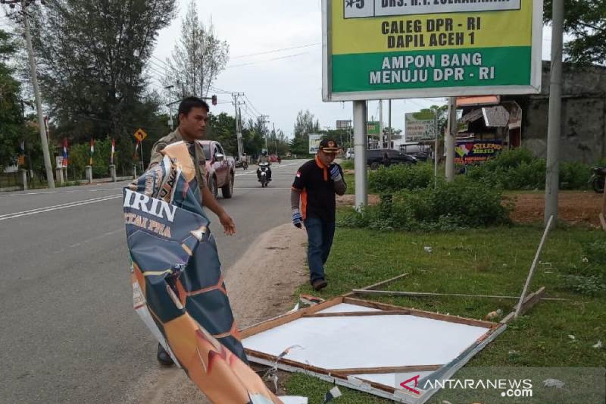 Panwaslih Aceh Jaya turunkan paksa APK yang masih bertebaran