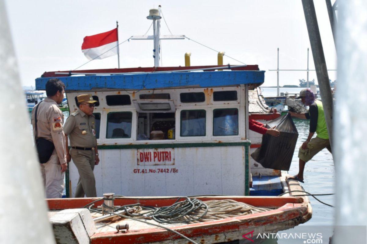 Kapal pengangkut logistik KPU Kepulauan Seribu terhambat hujan badai