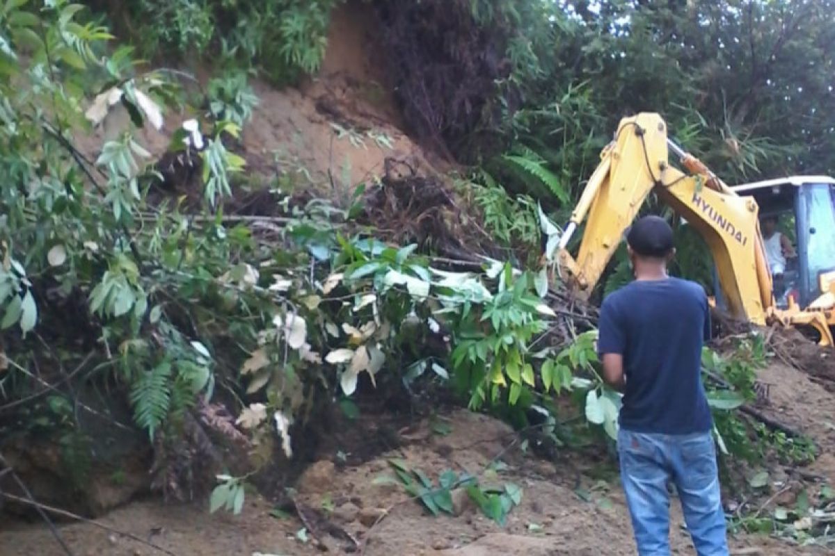 Hujan lebat akibatkan longsor di lima tempat di Agam