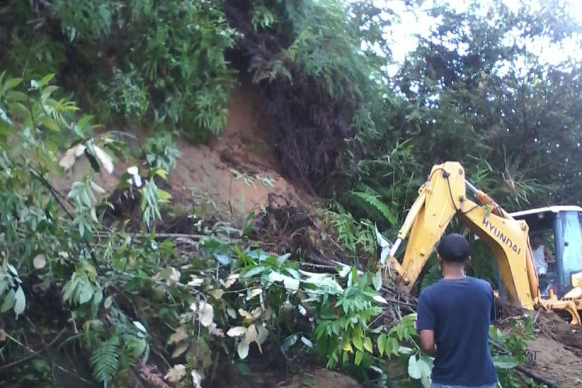 Hujan lebat di kabupaten Agam akibatkan longsor di lima tempat