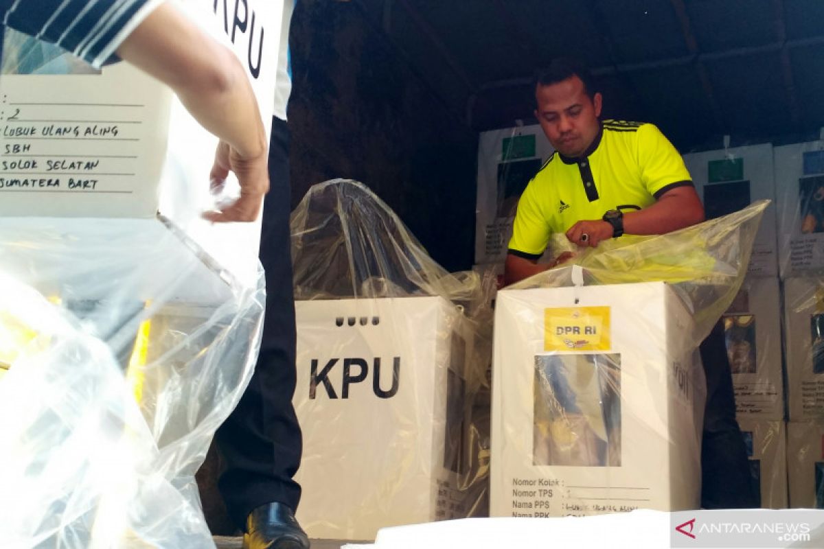 Logistik pemilu tiga kecamatan terjauh di Solok Selatan mulai didistribusikan