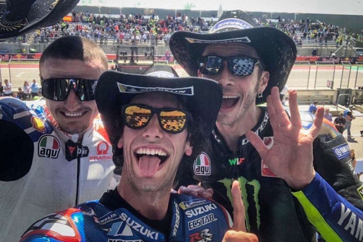 Rins juara motoGP AS, Marquez tumbang