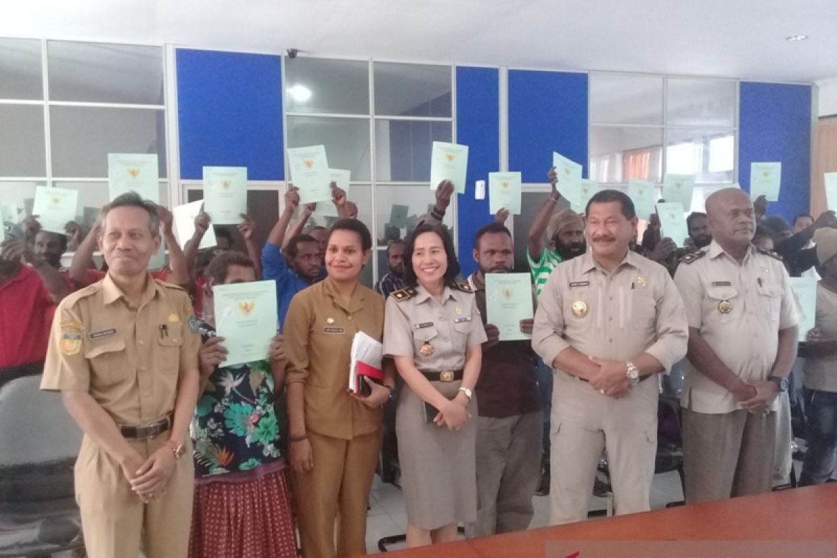 Pemkab Jayawijaya serahkan ratusan sertifikat tanah untuk warga dua distrik