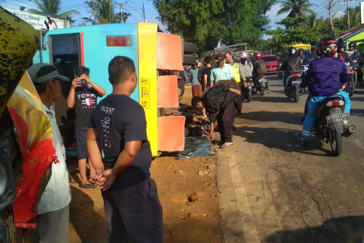 Kecelakaan Beruntun di KM 12,8 Jalan Raya Wajok Hilir