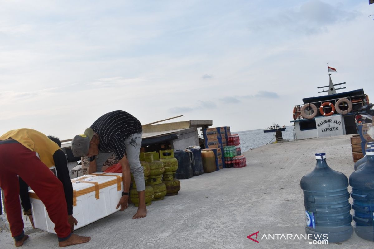 Kapal pengangkut Logistik KPU Kepulauan Seribu terhalang hujan badai