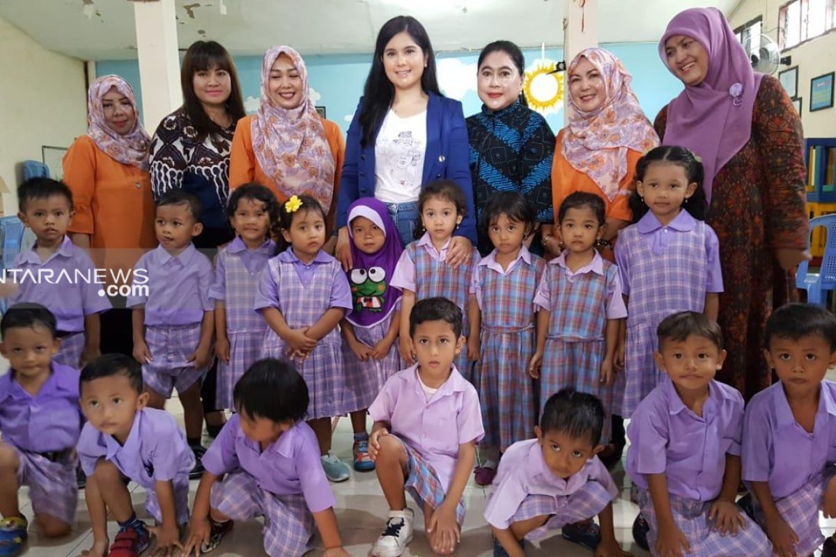 Anissa Pohan bantu alat peraga edukatif di PAUD Melati Surabaya