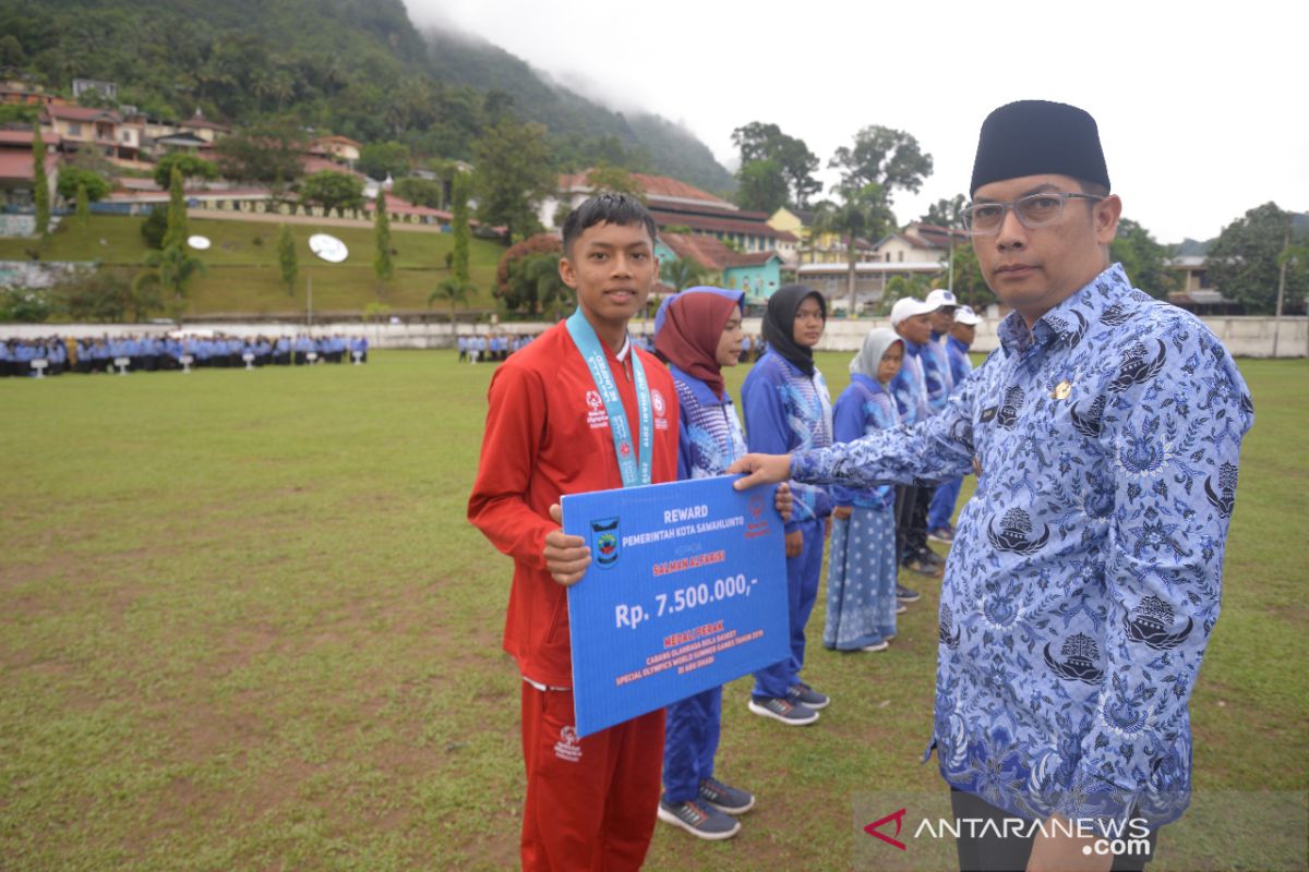 Wali Kota serahkan penghargaan bagi pahlawan olahraga Sawahlunto