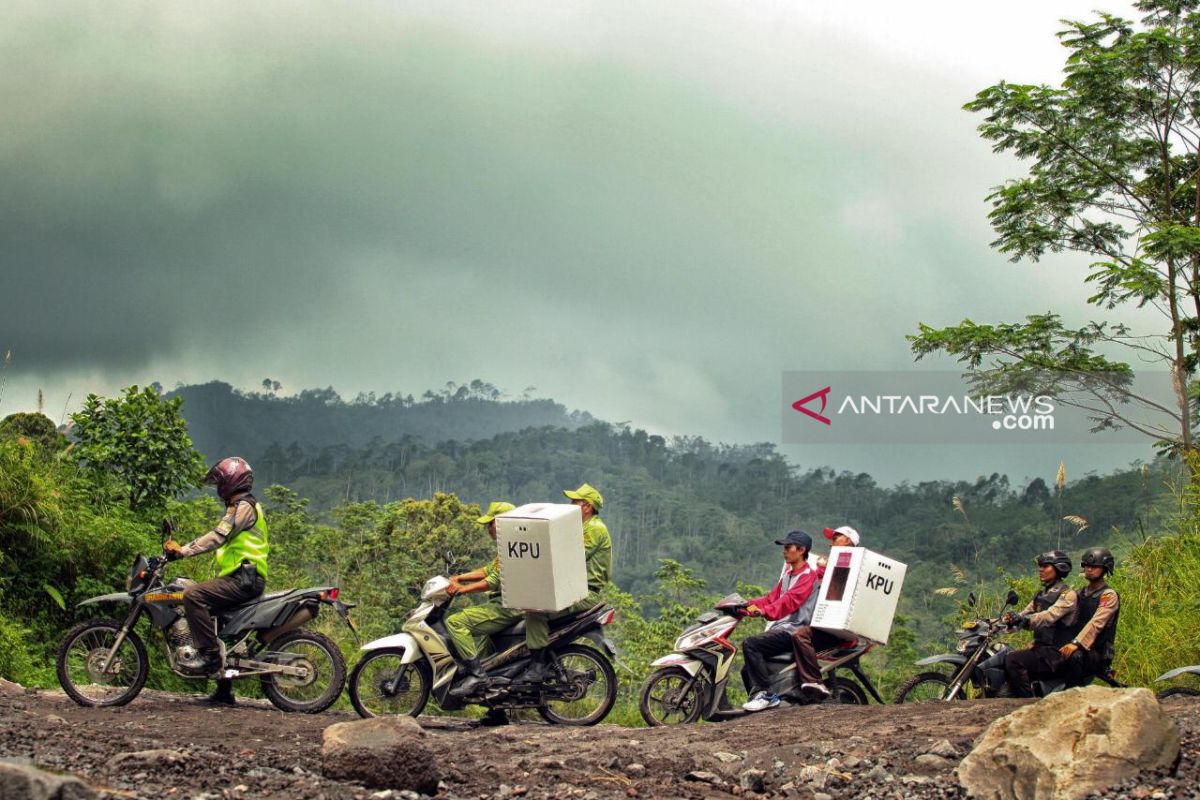 Polres Lumajang kawal distribusi logistik membelah lereng Gunung Semeru