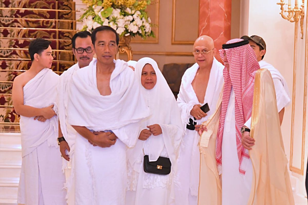 Presiden Jokowi tiba di Jeddah kenakan ihram
