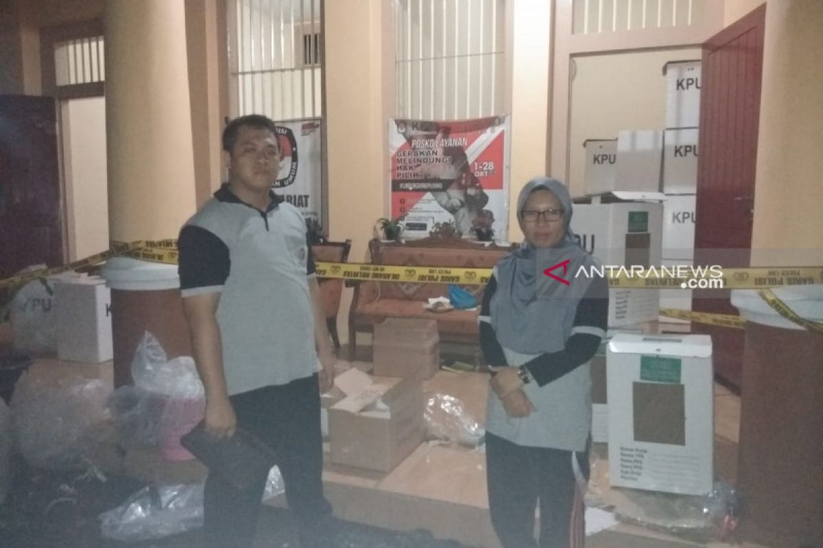 Terkena hujan, puluhan kotak dan ratusan surat suara di Lumajang rusak