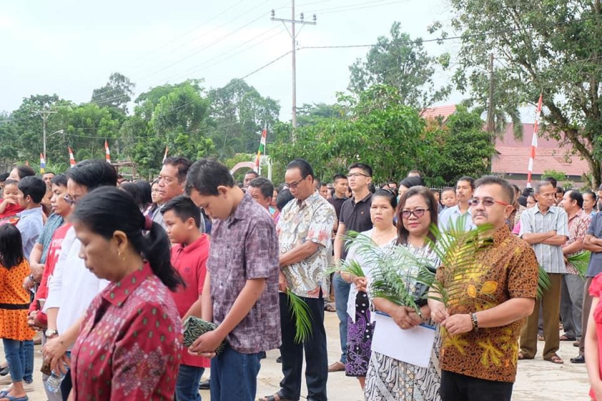 Wabup Sekadau rayakan Minggu Palma bersama ribuan warga