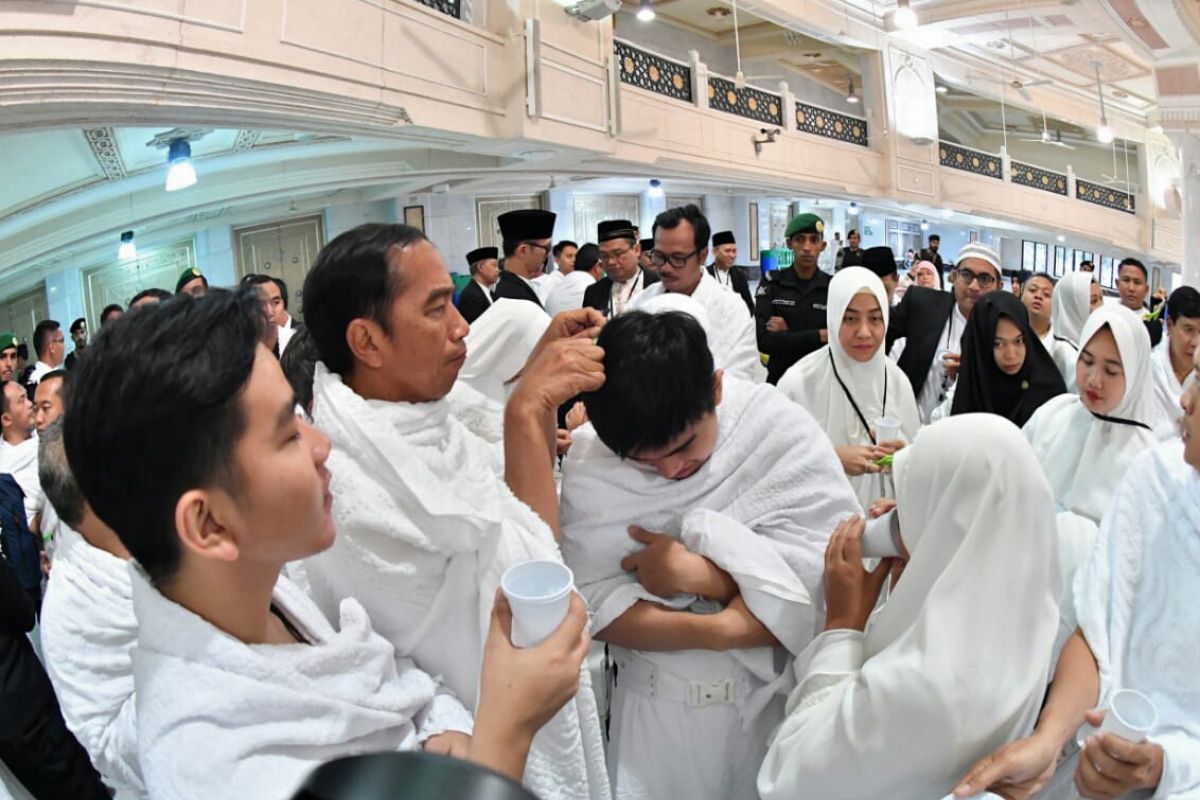 Presiden Jokowi potong rambut putranya lengkapi prosesi umrah