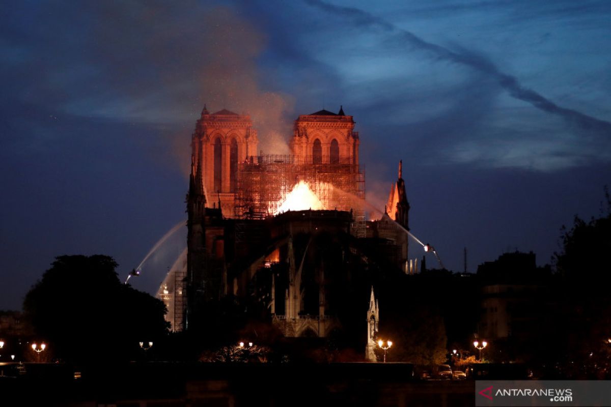 Katedral Prancis abad ke-15 terbakar, seorang pria ditahan