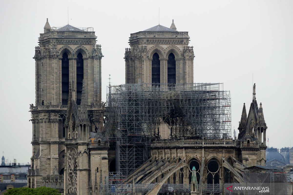 Kampanye  Macron  ditunda sehubungan kebakaran Notre-Dame