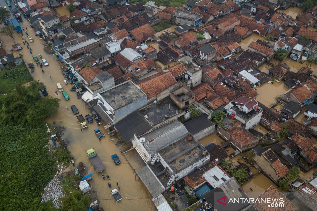 Bandung District's 210 polling stations submerged in floodwaters