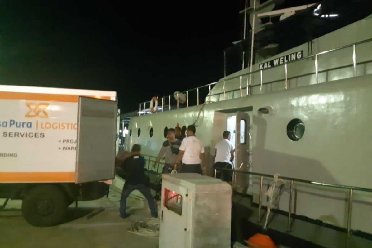 Lantamal Kupang distribusikan logistik pemilu dengan kapal perang