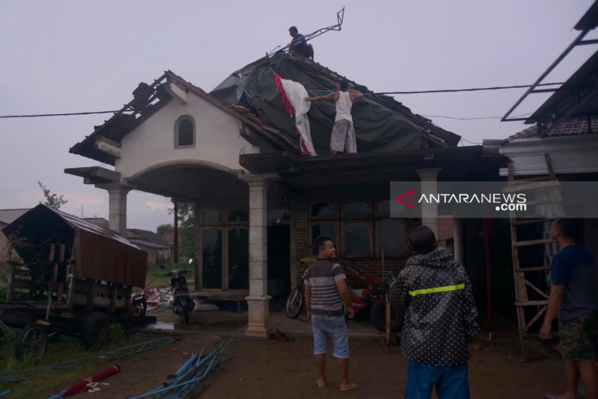 Terdampak puting beliung, empat TPS di Tulungagung dipindahkan