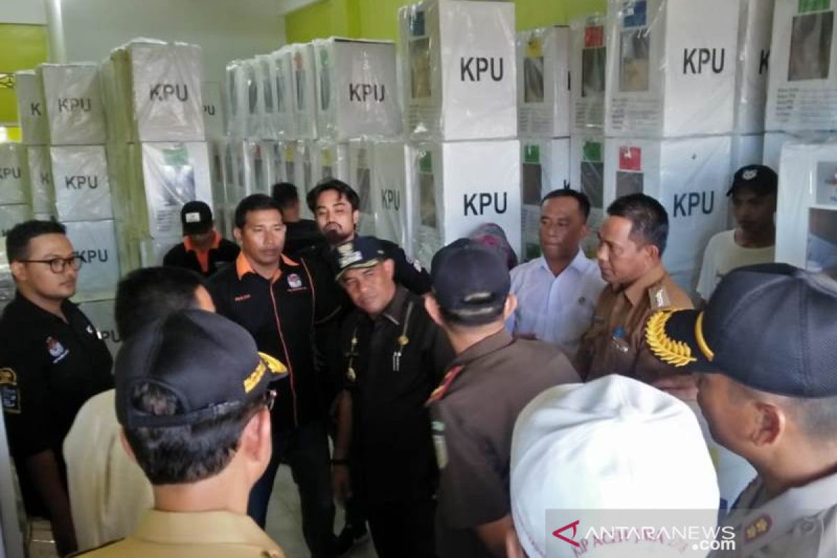 Bupati dan Wakil Bupati Aceh Jaya monitoring logistik pemilu