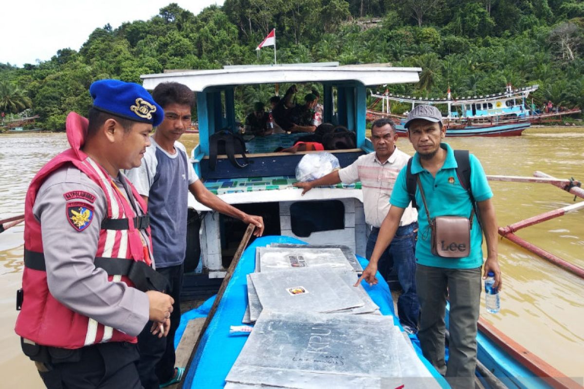 Distribusi logistik ke Pulau Panjang tempuh jalur laut gunakan perahu