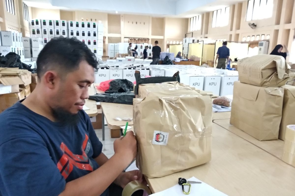 KPU Mamuju distribusikan logistik pemilu langsung ke TPS