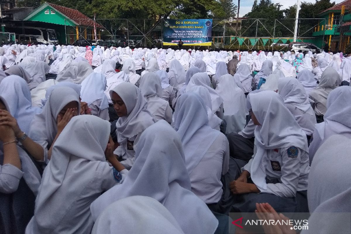 Ribuan siswa di Garut Doa bersama agar Pemilu berjalan damai