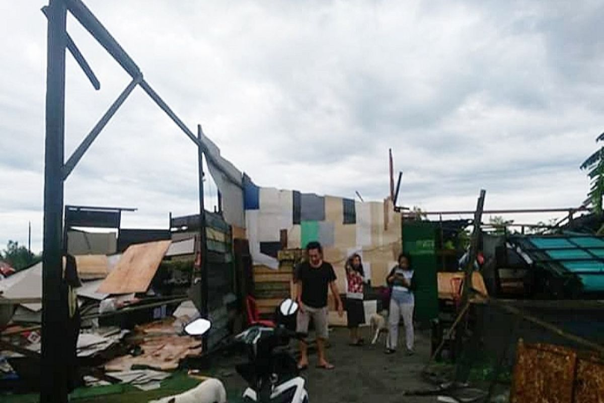 Satu rumah di Sampit rusak parah dihantam puting beliung