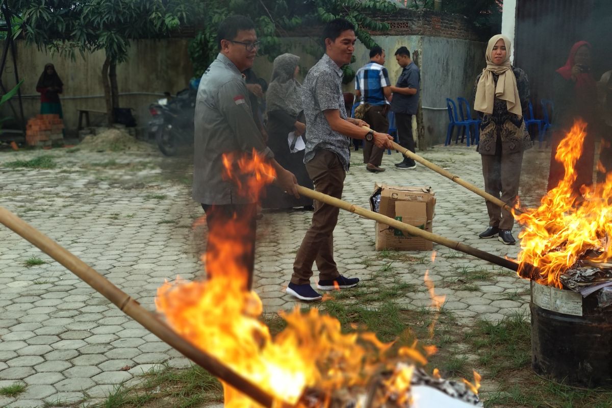 KPU Kota Bandarlampung musnahkan surat suara rusak