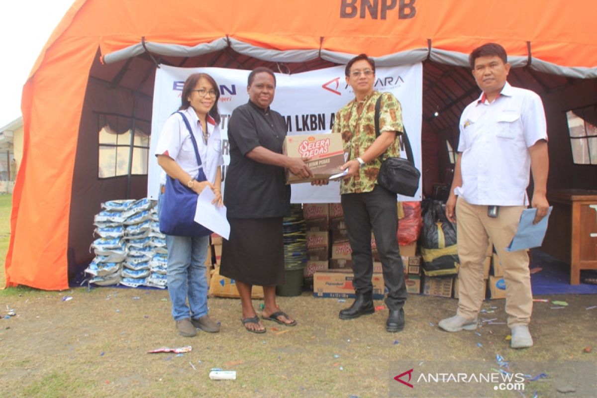 ANTARA Papua serahkan bantuan kepada warga korban banjir.