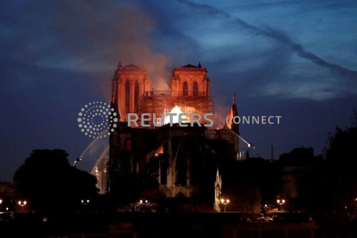 Presiden Macron: katedral Notre-Dame  akan di bangun kembali