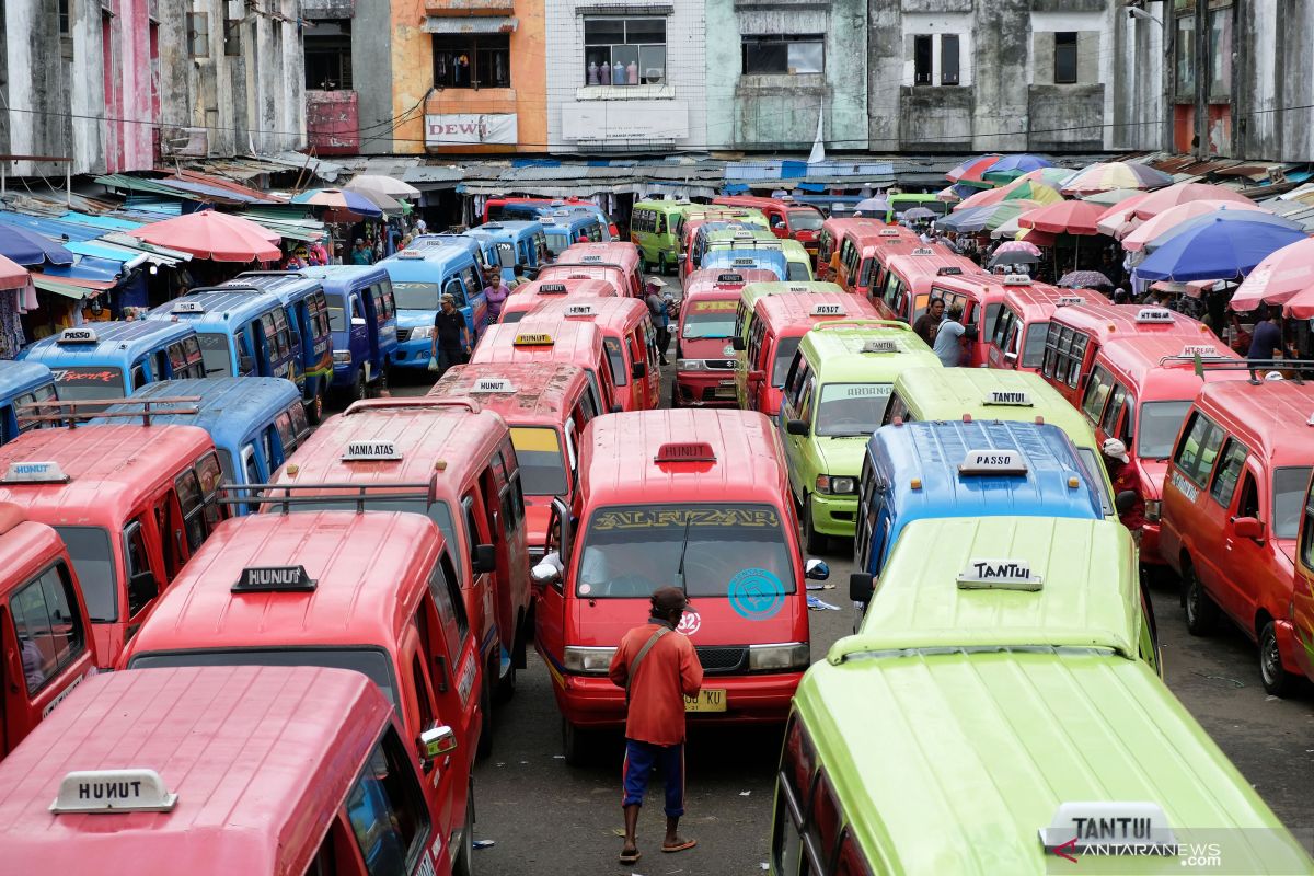 Pemkot Ambon kurangi penumpang Angkot antisipasi COVID - 19