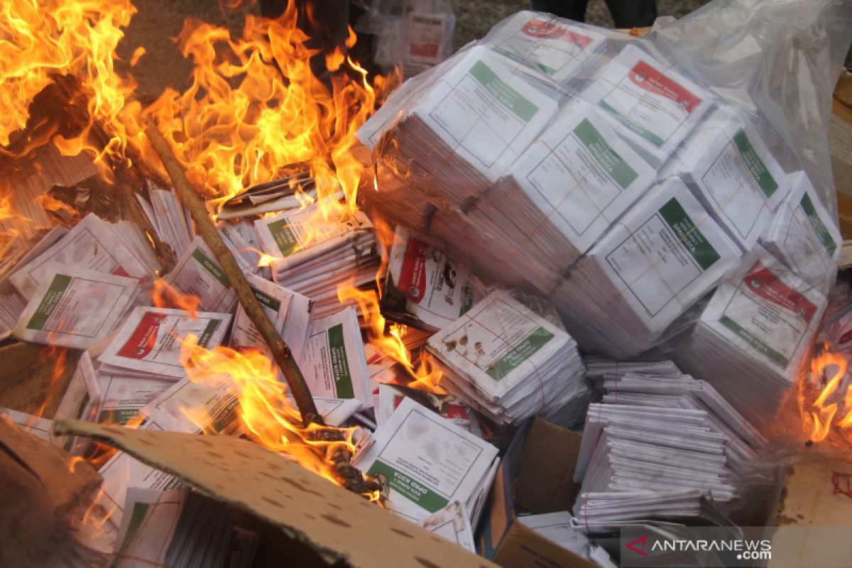 KPU Kota Dumai bakar 19.475 surat suara rusak
