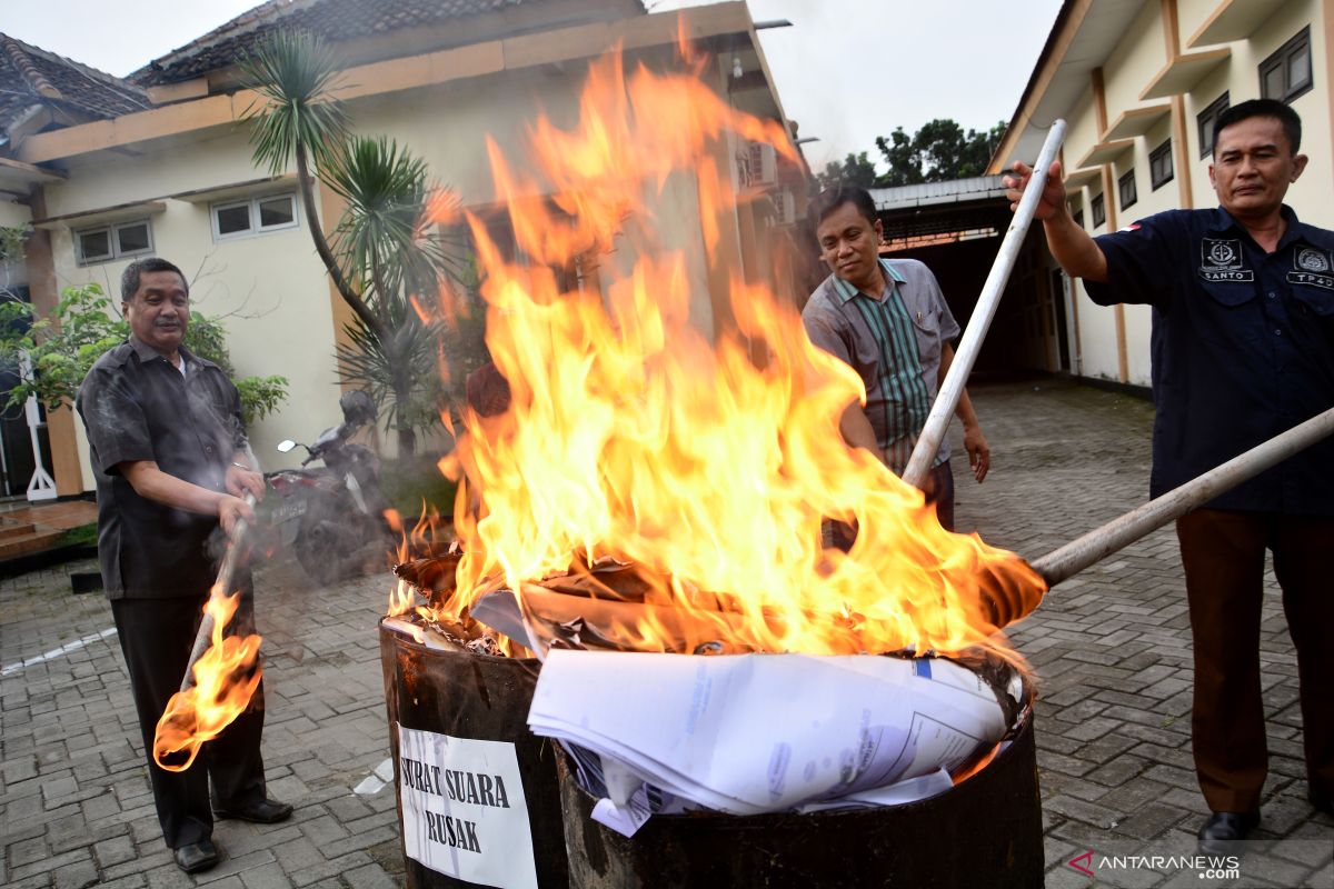 KPU Lebak musnahkan surat suara rusak