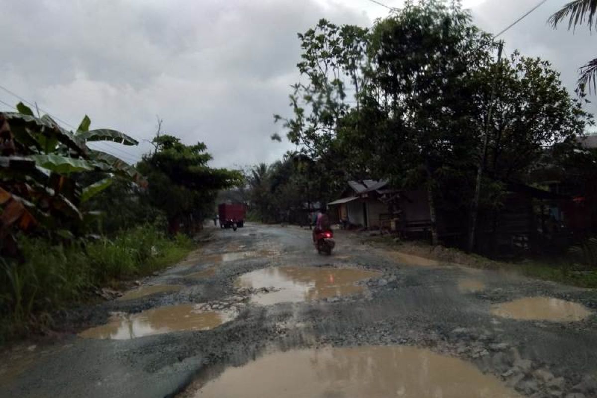 Kerusakan jalan nasional di Penajam capai 127 titik