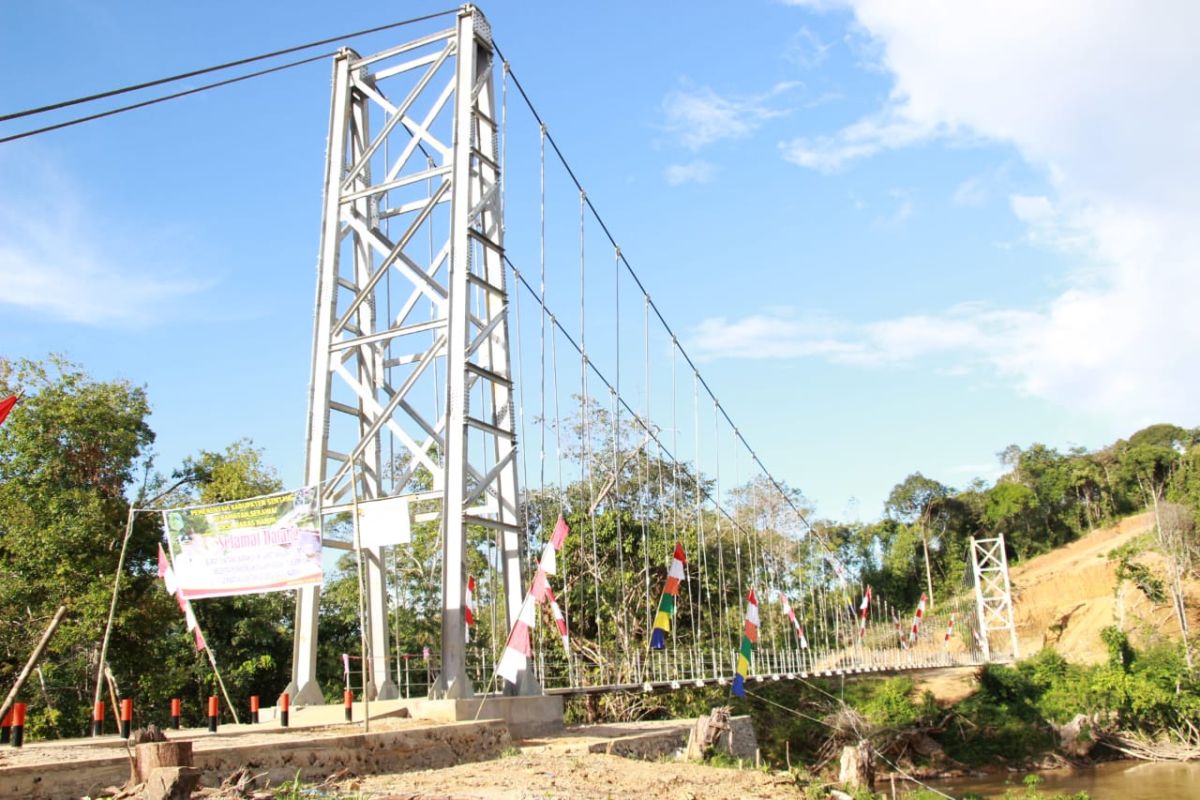 Bupati Jarot resmikan Jembatan Gantung Baras Nabun