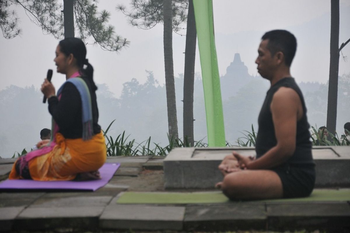 Menikmati sensasi yoga di Dagi Abhinaya Borobudur