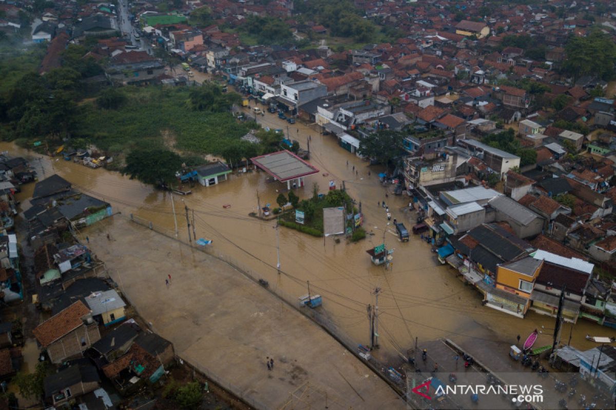 Jalan Andir Katapang Kabupaten Bandung terputus akibat banjir