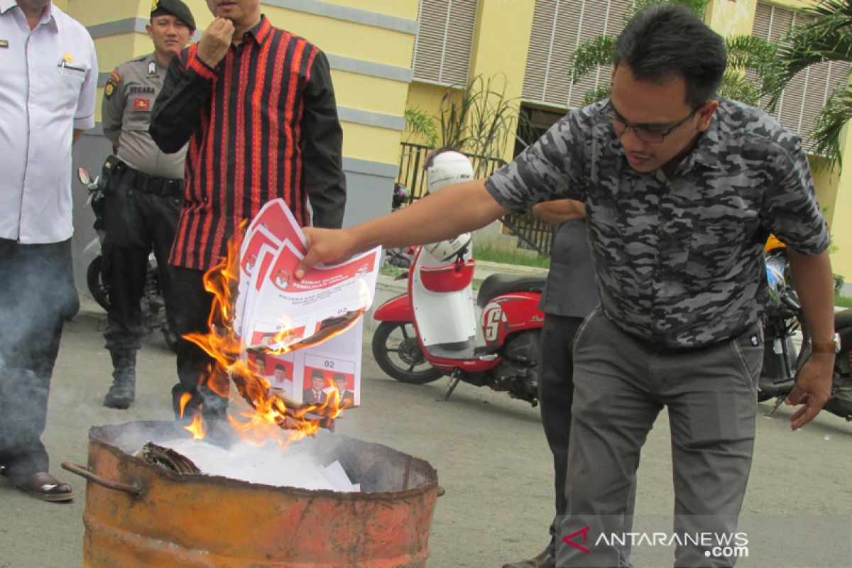 KIP Banda Aceh serahkan surat suara lebih ke KIP provinsi