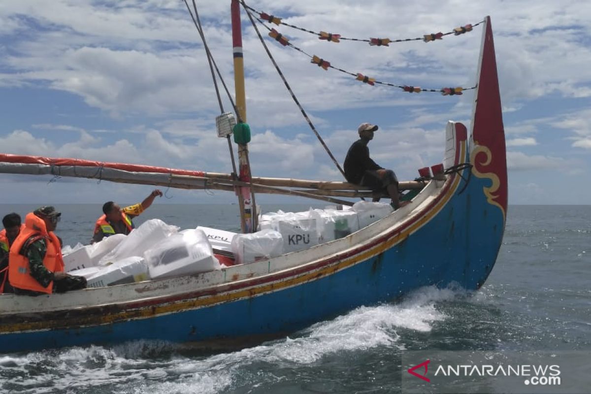 Distribusi logistik pemilu daerah terpencil Situbondo gunakan perahu (Video)