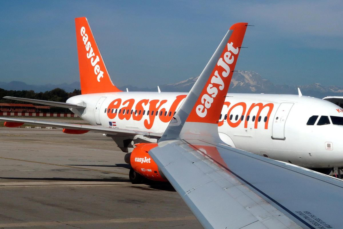 Bursa Inggris ditutup hampir datar, saham Easy Jet melonjak