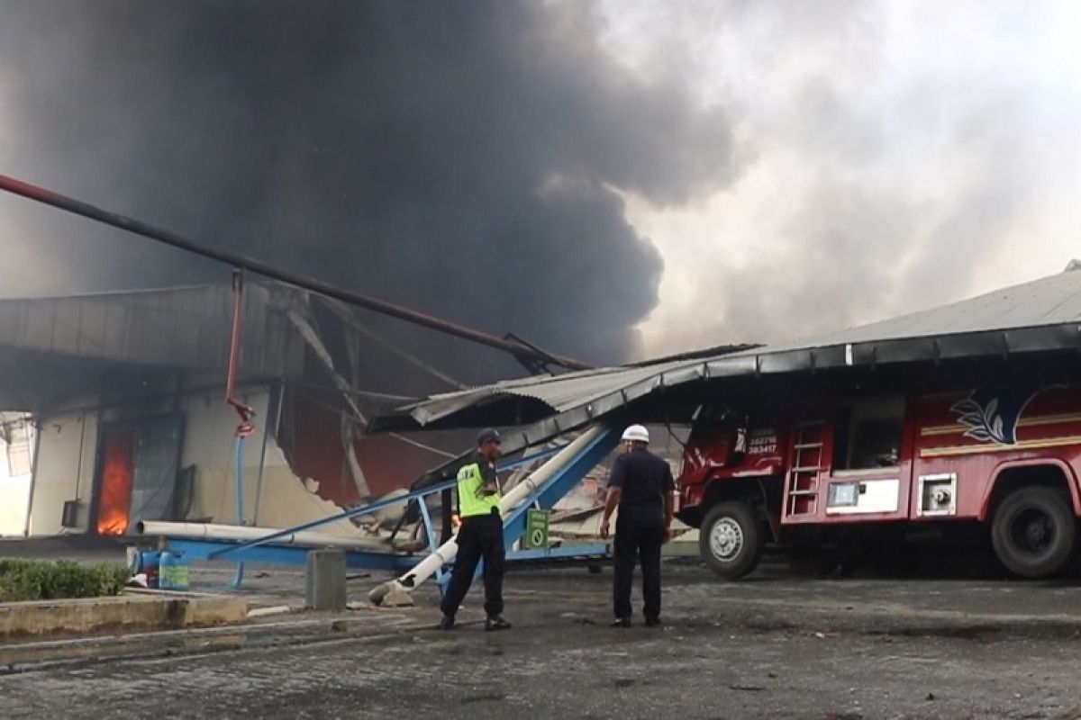 Pabrik kacang garuda terbakar