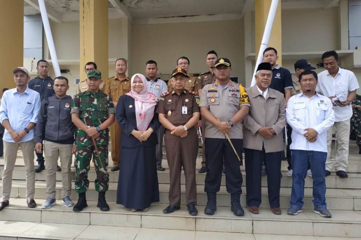 Belasan ribu surat suara rusak dan berlebih di Muaro Jambi dimusnahkan