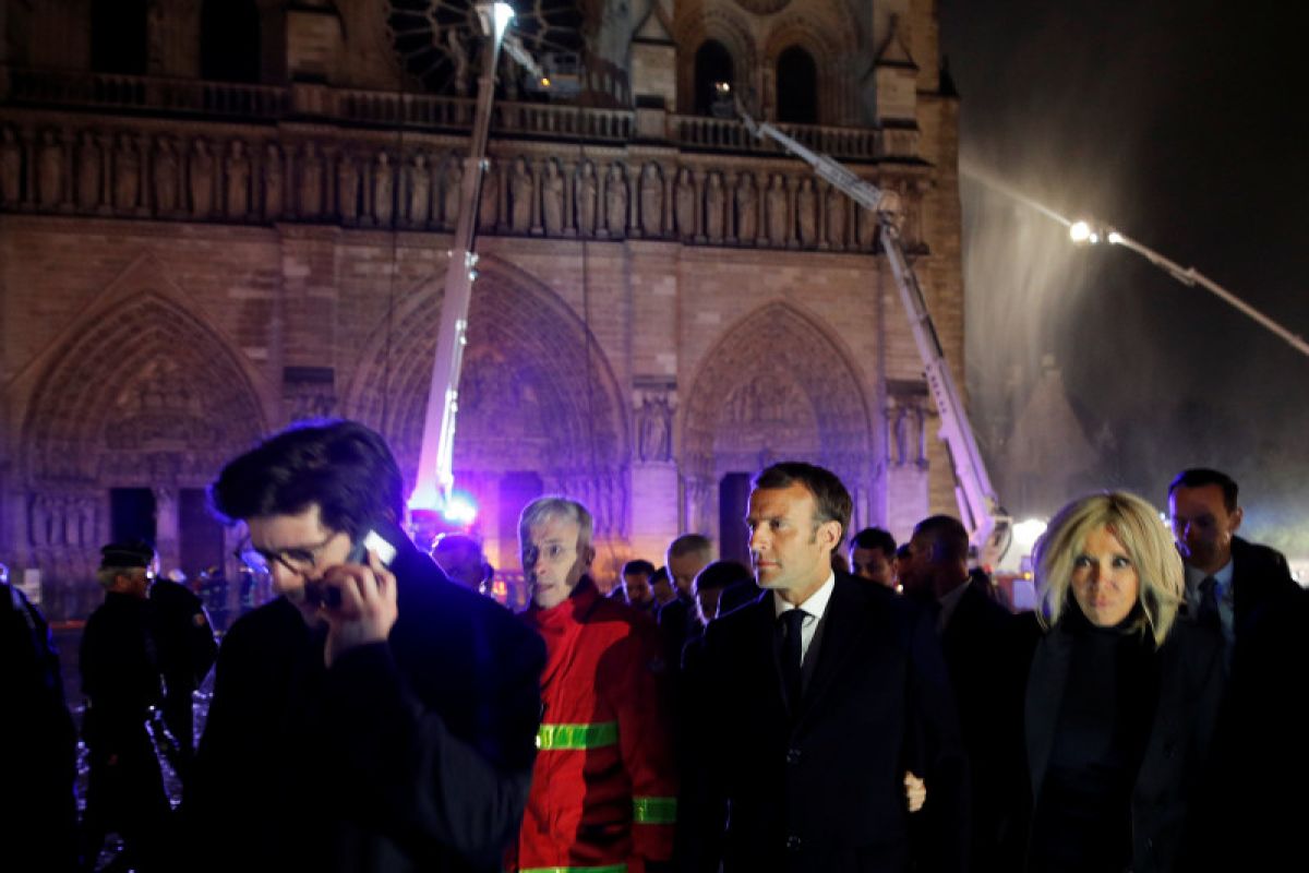 Presiden Macron tinjau proses restorasi Katedral Notre-Dame