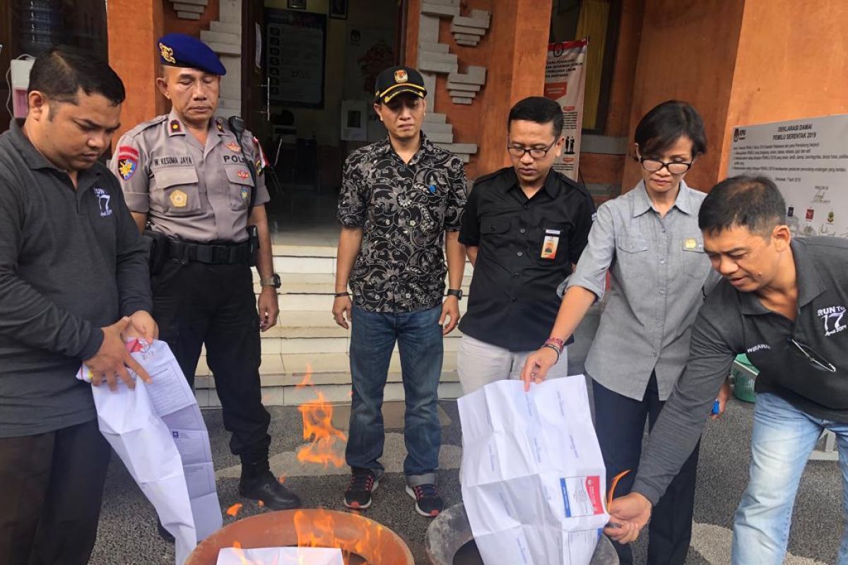 KPU Denpasar Musnahkan 572 Surat Suara Rusak dan Berlebih