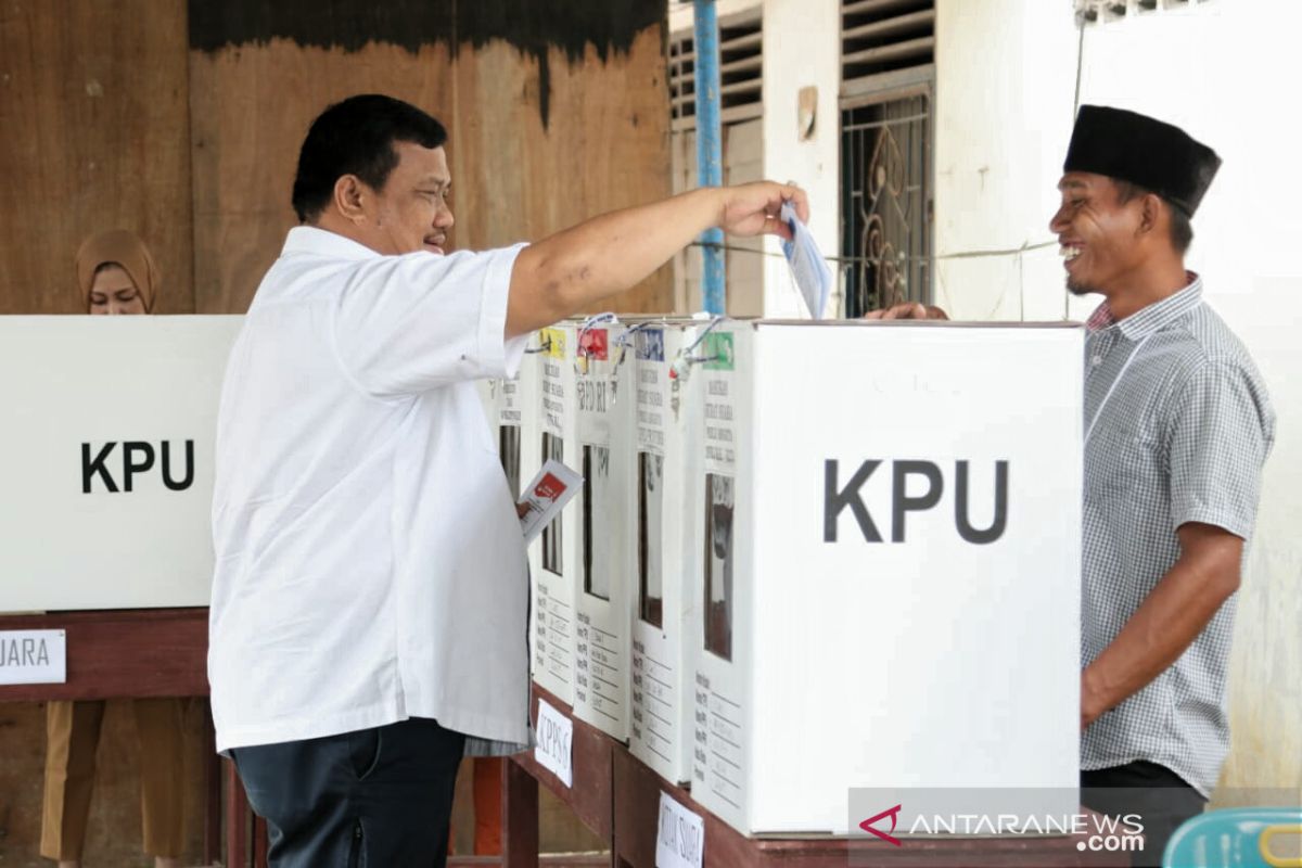 Bupati dan Wabup datang ke TPS dengan baju putih