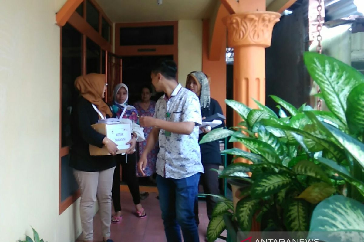 KPPS Padang Panjang mulai jemput suara pemilih yang berhalangan ke TPS