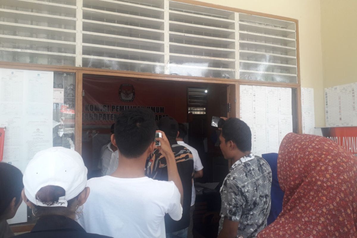 Puluhan warga Pasaman Barat datangi KPU pertanyakan tidak bisa memilih