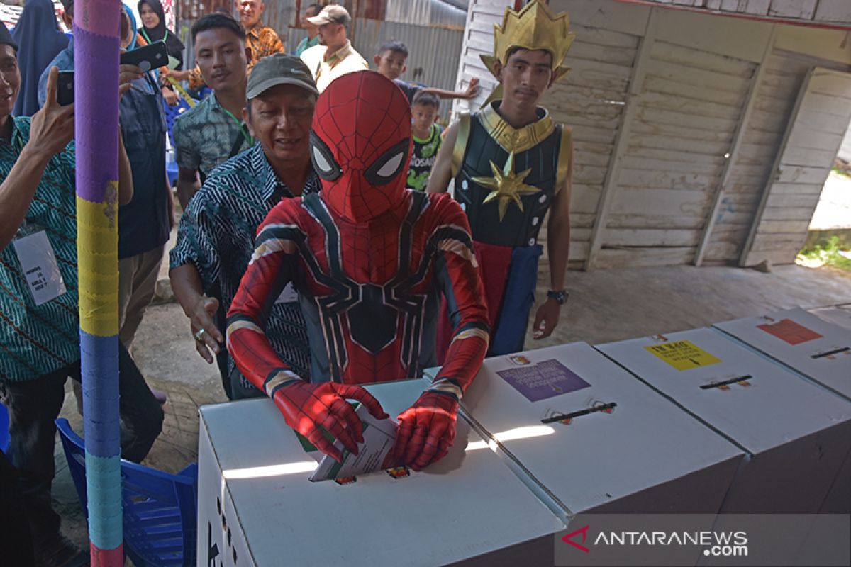 Heboh, ada "Spiderman dan Gatotkaca" ikut nyoblos di Pekanbaru